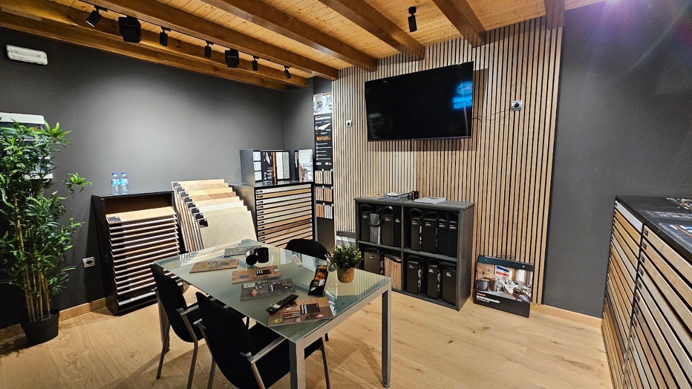 Exposición profesional de suelos MEISTER en Boutique Plus Archidona